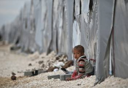 Δυσεύρετη ακόμη και η όρεξη για παιχνίδι στις ατέλειωτες σκηνές Σύρων προσφύγων στην τουρκική μεθόριο