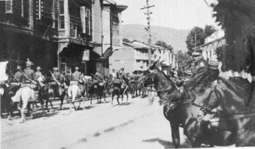 Στις 2 Μάη (15 με το νέο ημερολόγιο) 1919, ελληνικά στρατεύματα αποβιβάστηκαν στη Σμύρνη ύστερα από απόφαση του Ανωτάτου Συμμαχικού Συμβουλίου του Συνεδρίου των Παρισίων(φωτο:Στρατιωτικό τμήμα στην Προύσσα)