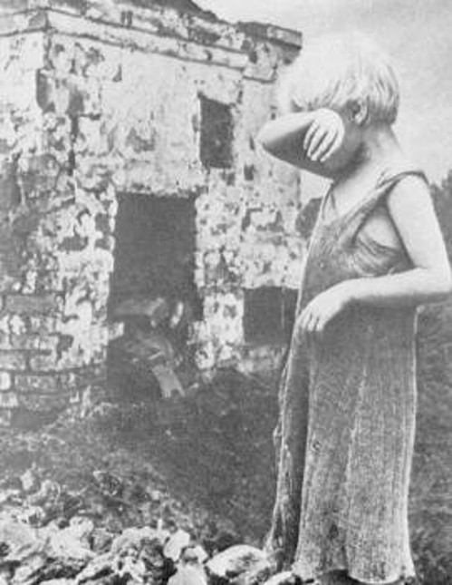 ΕΣΣΔ -Ιούνης 1941. Το κοριτσάκι μπροστά στα ερείπια μετά από το βομβαρδισμό